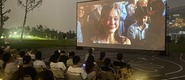 （女生操逼的鸡巴视频转载）成都秋夜“新耍法”：到公园看坝坝电影